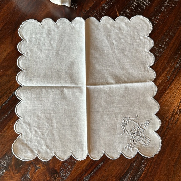 Set of 4 Vintage Napkins-White/Blue Embroidery Detail-Cotton - Picture 9 of 11